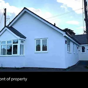 Apartment White 3 Bed With En-suite And Parking, Winford